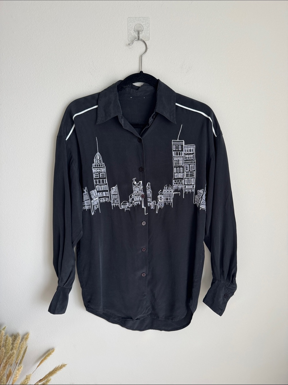 Vintage Black Silk Embroidered Cityscape Button Down Blouse Size 4 Oversized - Picture 2 of 12